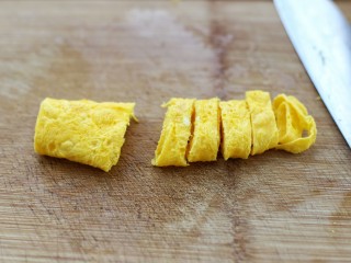 5、金枪鱼寿司,取出晾凉后卷起来切条状备用