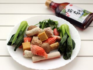 1、做年货-麻辣烫,准备好食材；洗净的各种火锅丸子、洗净的小油菜、香菜洗净后切段、准备好麻辣油