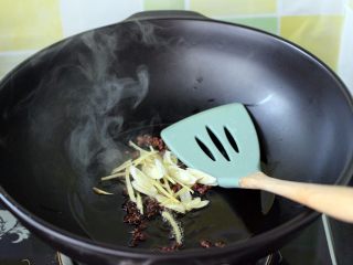 5、做年货-麻辣烫,炸香花椒粒后、倒入葱姜丝爆出香味