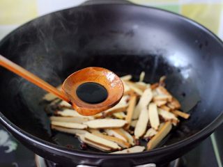 7、做年货-麻辣烫,加入生抽调色、是为了让豆腐干上色效果更加诱人