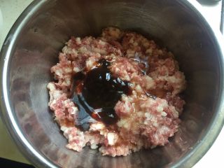 1、芝士大虾鲜肉月饼,买回现成的猪肉泥,加入料酒、生抽、老抽、蚝油、盐、砂糖、香油、鸡粉和葱姜水