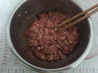 2、芝士大虾鲜肉月饼,搅拌上劲