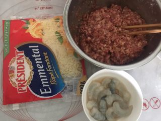 3、芝士大虾鲜肉月饼,这是准备好的馅料:调好味的猪肉馅、大虾仁(提前加点料酒和盐腌制一下)、马苏里拉芝士碎