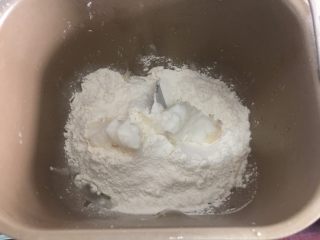 4、芝士大虾鲜肉月饼,制作水油皮:将主料里的中粉 、糖、猪油、水放入面包机桶里,启动和面功能和面至出筋