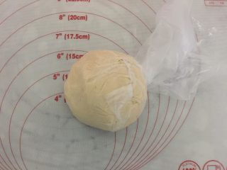 7、芝士大虾鲜肉月饼,和成油酥粉团也装入保鲜袋放入冰箱冷藏松驰半小时