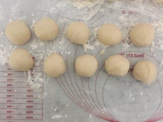 8、芝士大虾鲜肉月饼,取出松弛好的水油皮分成10等份,盖好保鲜膜