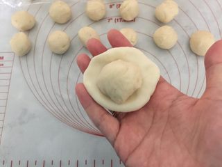 10、芝士大虾鲜肉月饼,取1个水油皮压扁擀大包住油酥团