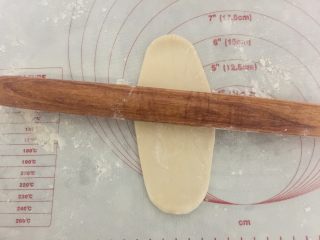 12、芝士大虾鲜肉月饼,取1个面团擀成牛舌状