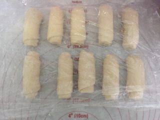 13、芝士大虾鲜肉月饼,卷起来,卷好之后,收口朝上,盖上保鲜膜,松驰15分钟