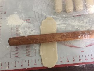14、芝士大虾鲜肉月饼,松驰之后,取一份,收口向上,用擀面杖擀长后