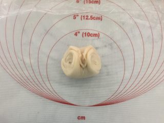 16、芝士大虾鲜肉月饼,取一个松驰好的卷,2头向中间靠拢