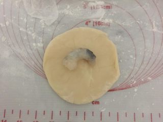 17、芝士大虾鲜肉月饼,用擀面杖压扁擀大,先放上 一个大虾仁