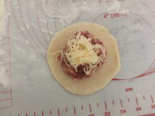 18、芝士大虾鲜肉月饼,再放入适量的猪肉泥,再放上马苏里拉芝士