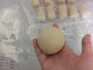 19、芝士大虾鲜肉月饼,慢慢收口,一定要捏紧