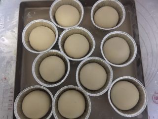 20、芝士大虾鲜肉月饼,排放在锡纸杯里,也可以直接放入烤盘里