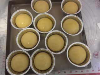 21、芝士大虾鲜肉月饼,均匀刷上蛋液(材料外)