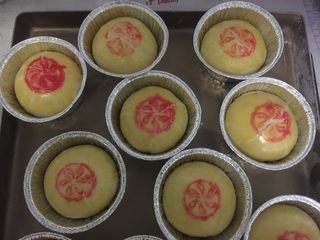 23、芝士大虾鲜肉月饼,放入预热好的烤箱,180度烤25分钟左右即可,中途上色前盖上锡纸