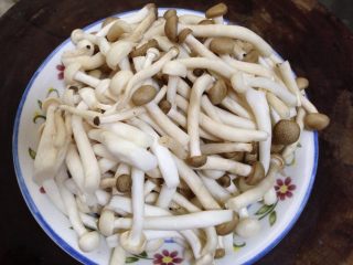 1、辣炒双菇,蟹味菇、白玉菇去根洗净