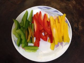 2、辣炒双菇,青椒、红椒、黄椒切细丝