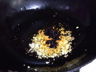 8、辣炒双菇,加入老干妈豆豉