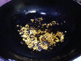 9、辣炒双菇,烹入料酒去腥，炒匀炒出香味