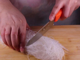 9、丝瓜换种新鲜做法，比炒蛋还要好吃百倍,将浸泡好的粉丝捞出沥干水分后，切成小段备用。