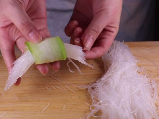 10、丝瓜换种新鲜做法，比炒蛋还要好吃百倍,取一小把粉丝，用丝瓜薄片包裹住，卷成丝瓜粉丝卷。