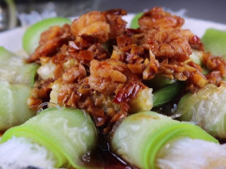 16、丝瓜换种新鲜做法，比炒蛋还要好吃百倍,这样一道清甜爽口，好吃又快手的下饭菜菜虾仁蒜蓉蒸丝瓜就做好啦，夏天吃最合适不过了呢。