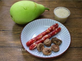 1、葫芦瓜腊肠冬菇焖饭,备好食材【大家选择食材时，可以灵活搭配，将葫芦瓜换成土豆、四季豆、或是豇豆番茄都可以，关键要选家人喜欢的食物】