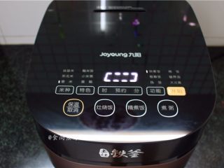 3、葫芦瓜腊肠冬菇焖饭,电饭锅通电，选择香米快煮键，电饭锅开始工作，接下来处理配菜
