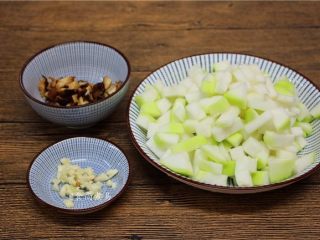 4、葫芦瓜腊肠冬菇焖饭,葫芦瓜去皮洗净，切小粒，冬菇浸泡软后切粒、蒜头拍扁去皮剁碎