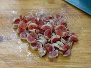 5、葫芦瓜腊肠冬菇焖饭,电饭锅中的米饭快熟透时，将腊肠取出切丁，接着炒配菜