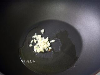 6、葫芦瓜腊肠冬菇焖饭,热锅倒油，加入蒜蓉煸香