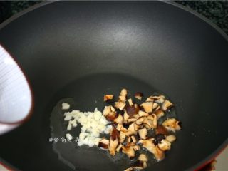 7、葫芦瓜腊肠冬菇焖饭,加上冬菇粒煸炒片刻