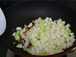 8、葫芦瓜腊肠冬菇焖饭,倒入葫芦瓜炒匀