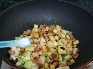 11、葫芦瓜腊肠冬菇焖饭,加上盐、鸡粉