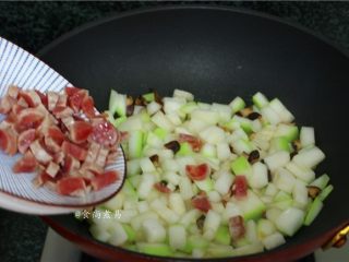 9、葫芦瓜腊肠冬菇焖饭,倒入腊肠，保持大火翻炒3分钟左右