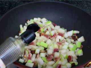 10、葫芦瓜腊肠冬菇焖饭,调入酱油、蚝油