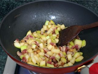 12、葫芦瓜腊肠冬菇焖饭,充分翻炒均匀