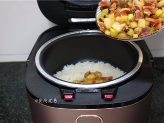 13、葫芦瓜腊肠冬菇焖饭,铲起锅中的食材，倒进电饭锅内