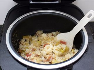 14、葫芦瓜腊肠冬菇焖饭,用饭勺打散米饭，拌匀食材即可食用
