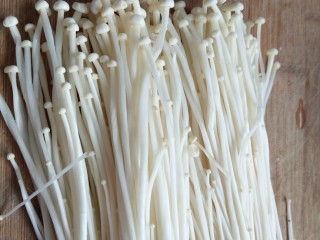 1、金针菇新吃法,金针菇一把清洗干净