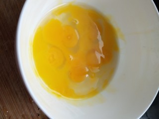 2、金针菇新吃法,蛋液入碗