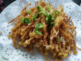 11、金针菇新吃法,均匀撒上胡椒粉和辣椒丁