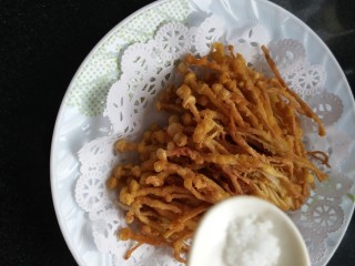 9、金针菇新吃法,均匀撒上盐