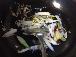 5、香辣蟹,把葱、姜、蒜、花椒、八角炒香