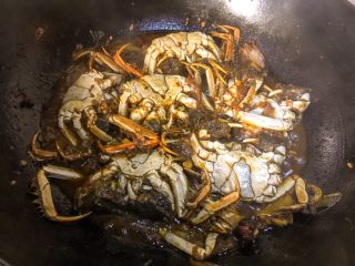 13、香辣蟹,把螃蟹翻身小火煮7分钟入味