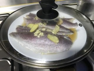 2、馋嘴版家庭烤鱼,然后，就可以上火蒸10分钟左右。不要蒸太久，鱼肉太老不好吃，等一下还有烤盘里烧。
