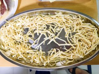 4、馋嘴版家庭烤鱼,干豆腐丝码在烤盘里的周边，留一点空隙放鱼。