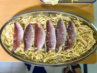 6、馋嘴版家庭烤鱼,如图，蒸好的鱼也排在烤盘里。